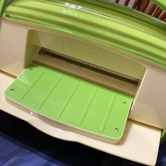 Provo Craft “Cuttlebug” Die Cutter & Embossing Machine - Picture 5 of 8